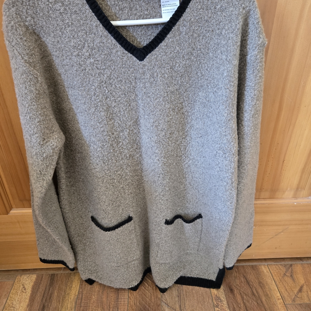 Elegant V-Neck Sweater with Black Accents 28% Wool.